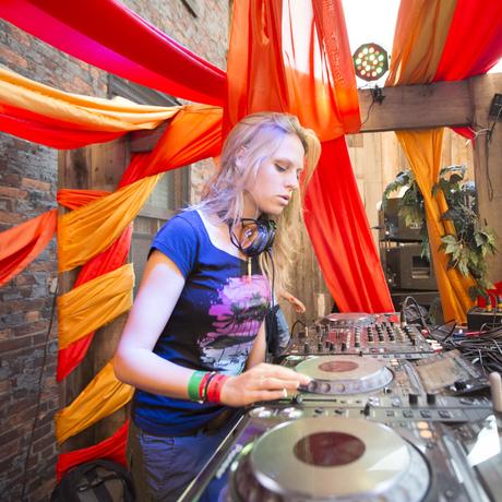 Nora En Pure (21+ Event)