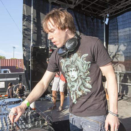 Wakaan Rocks - Liquid Stranger